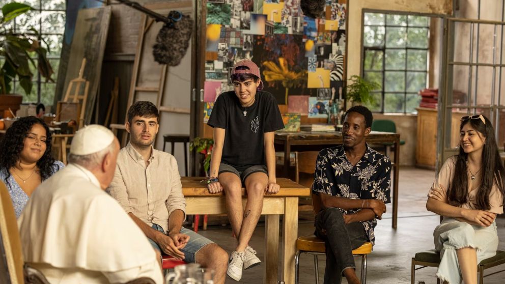 Tras el fallecimiento del sumo pontífice, miles de usuarios compartieron fragmentos del documental en el que Francisco habla sobre la homosexualidad.