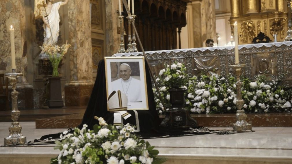 El retrato de Francisco y una ofrenda floral en la Catedral de Buenos Aires. Rubén Paredes/Crónica.