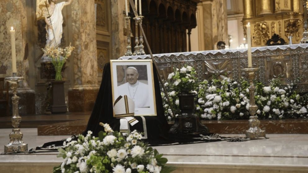 El retrato de Francisco y una ofrenda floral en la Catedral de Buenos Aires. Rubén Paredes/Crónica.