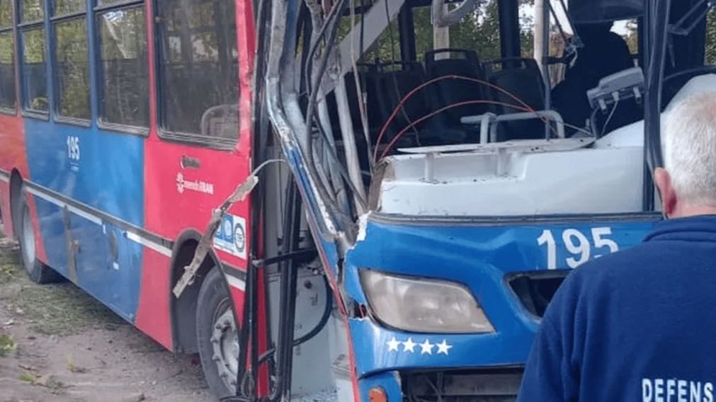 Choque y susto en Mendoza: un chofer de micro se desmay�, impact� contra un �rbol y varios pasajeros sufrieron lesiones