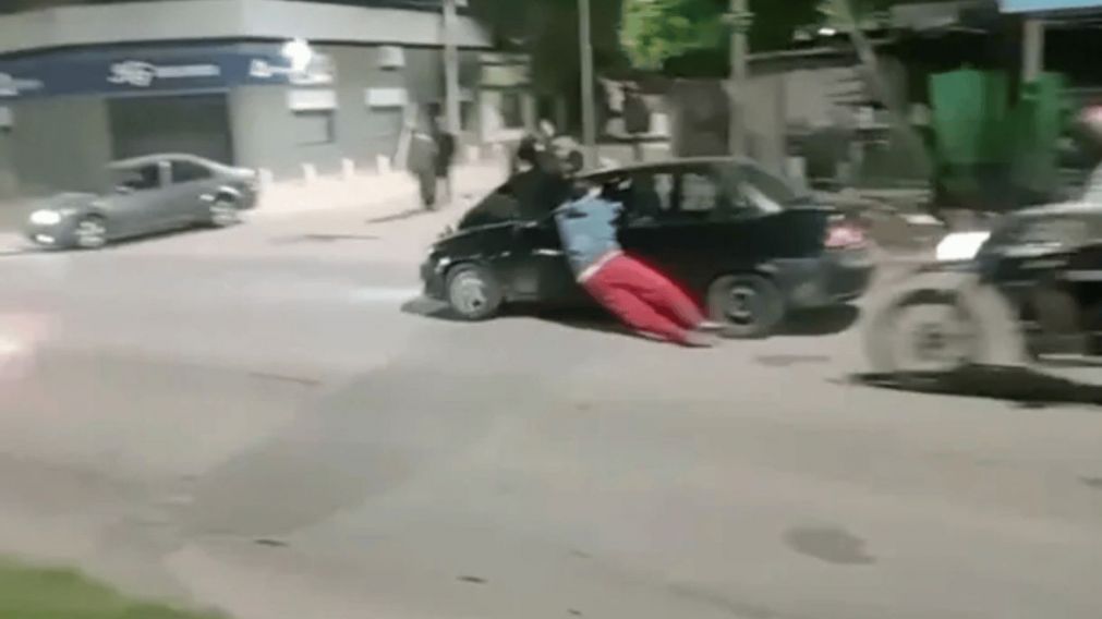 Un automovilista atropell� y llev� colgado a dos vecinos que protestaba por un corte de luz (Imagen captura v�deo).
