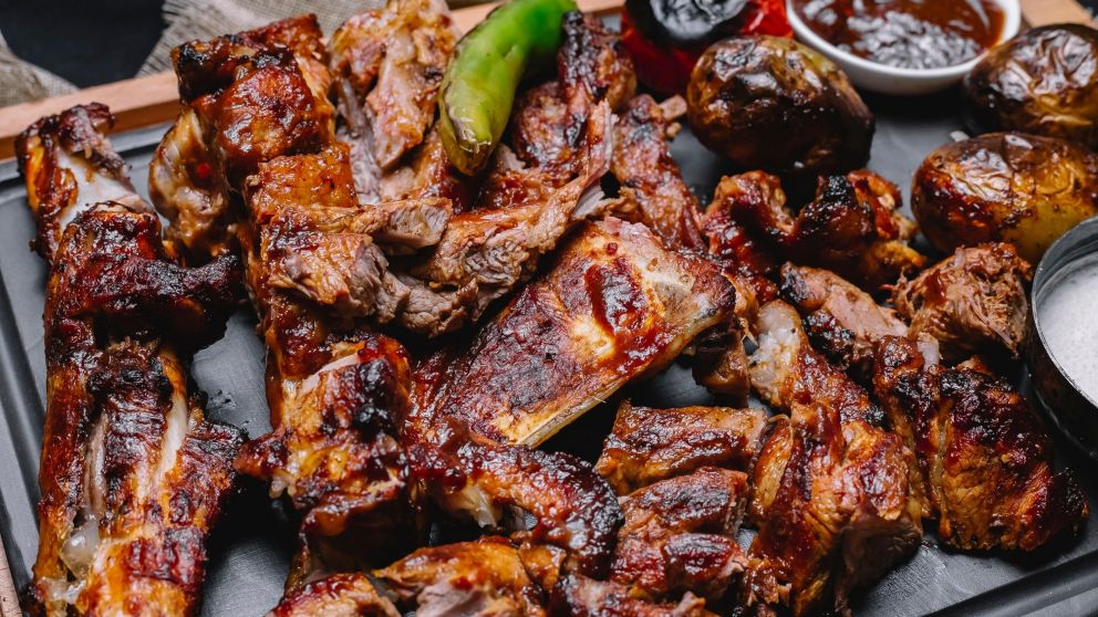 Cómo cocinar un delicioso costillar de cerdo con salsa barbacoa casera (Freepik).