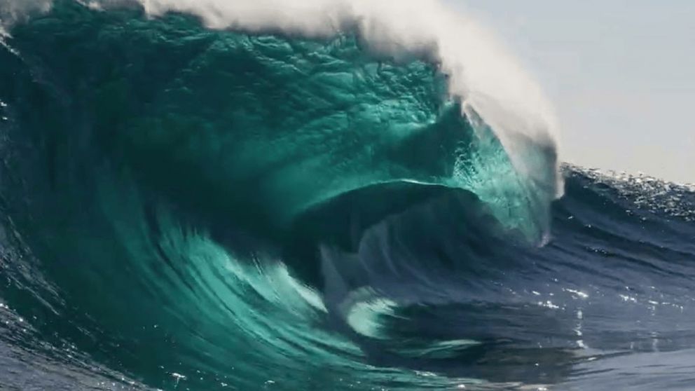 Cinco personas murieron ahogadas a causa de las enormes olas que azotan desde el viernes algunas zonas de Australia en este fin de semana de Pascua.