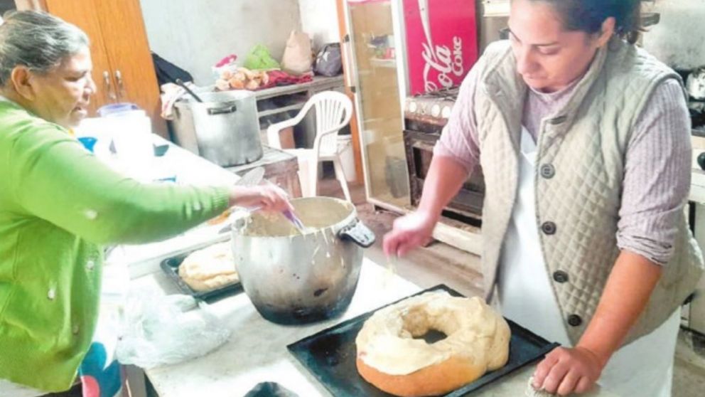 Muchos ponen dinero de su bolsillo para ofrecerles una feliz Pascua a los m�s necesitados.