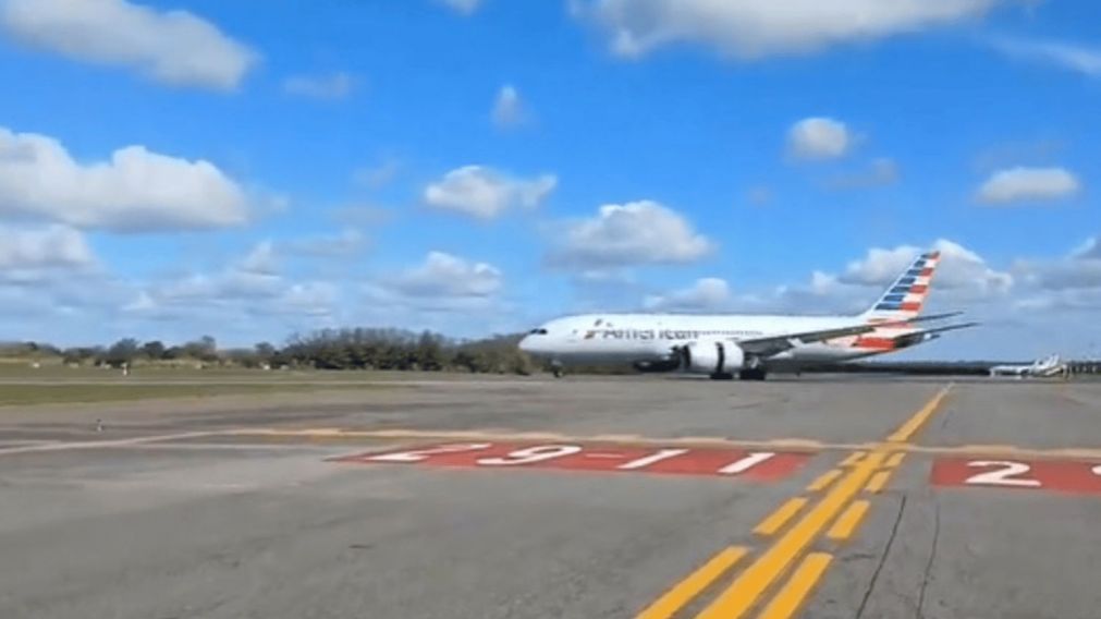 El avi�n, de la firma estadounidense American Airlines se declar� en emergencia y debi� aterrizar en Ezeiza.