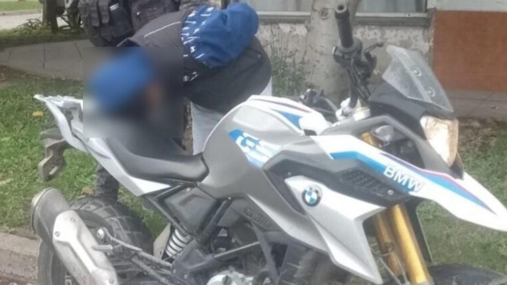 Así fue reducido el delincuente luego de haber sustraído el rodado. Crédito: 0223.