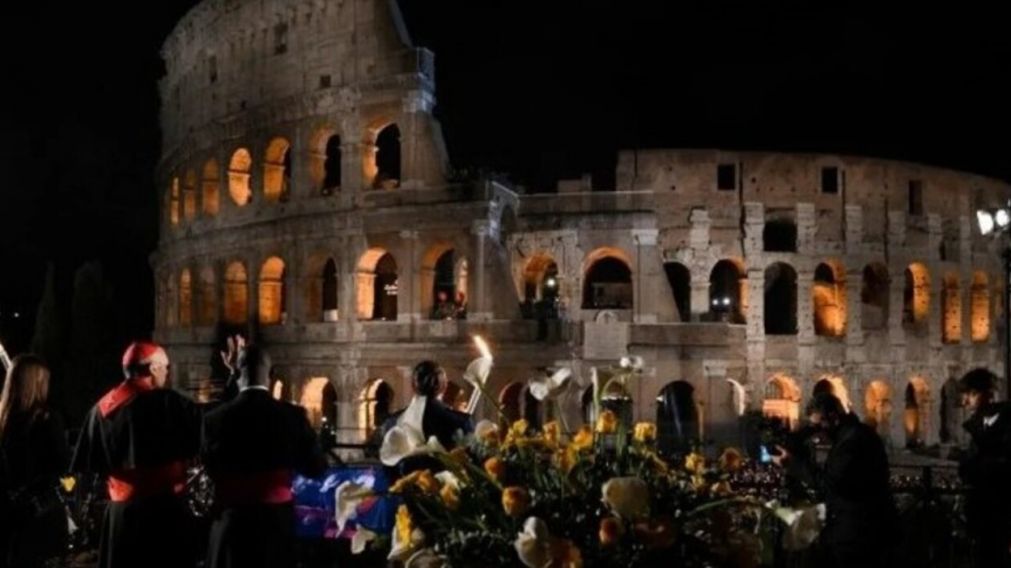 El V�a Crucis cont� con la presencia de unas 20 mil personas (Vatican News).