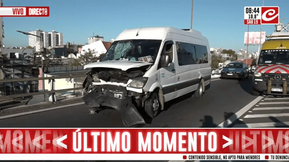 Fuerte choque de una combi de pasajeros la Autopista 25 de Mayo: hay al menos 19 heridos