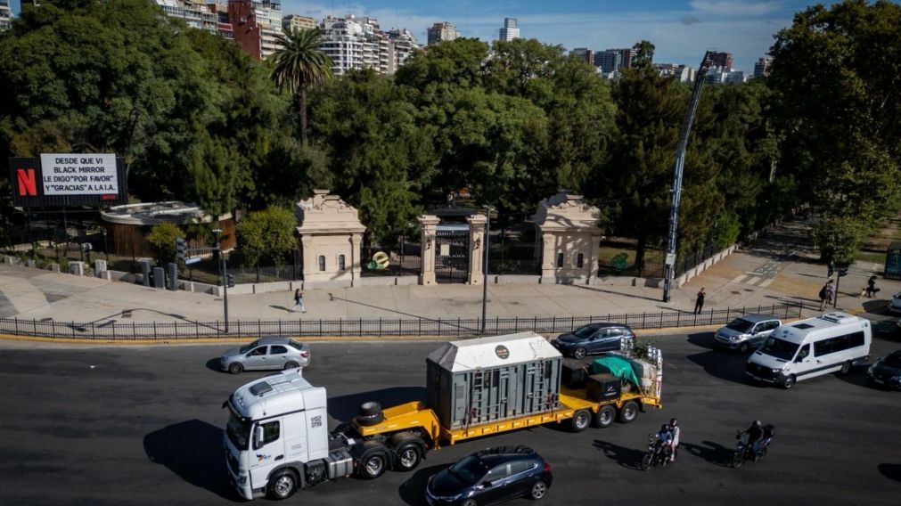 Así trasladaron a la elefanta desde el Ecoparque porteño.