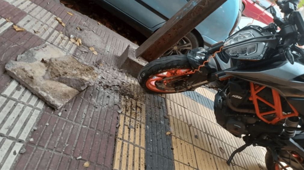 La moto que intentaron robar con una baldosa.