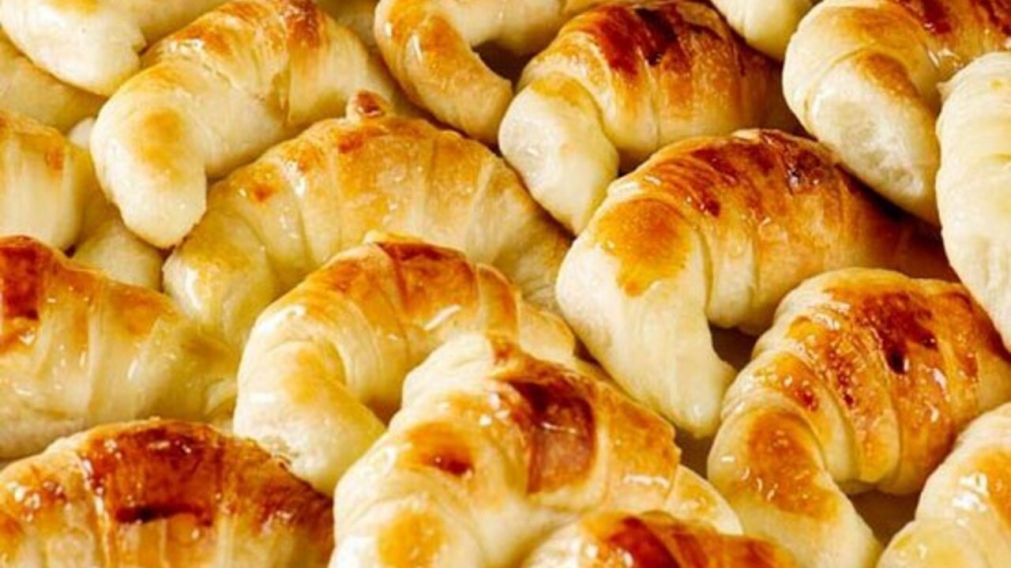Deliciosas medialunas caseras en pocos pasos.