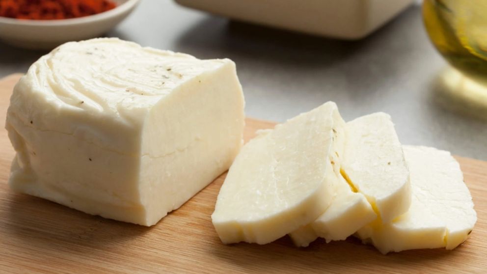 Ni papel film ni alumnio: 3 trucos para conservar el queso fresco y alargar su vida útil.