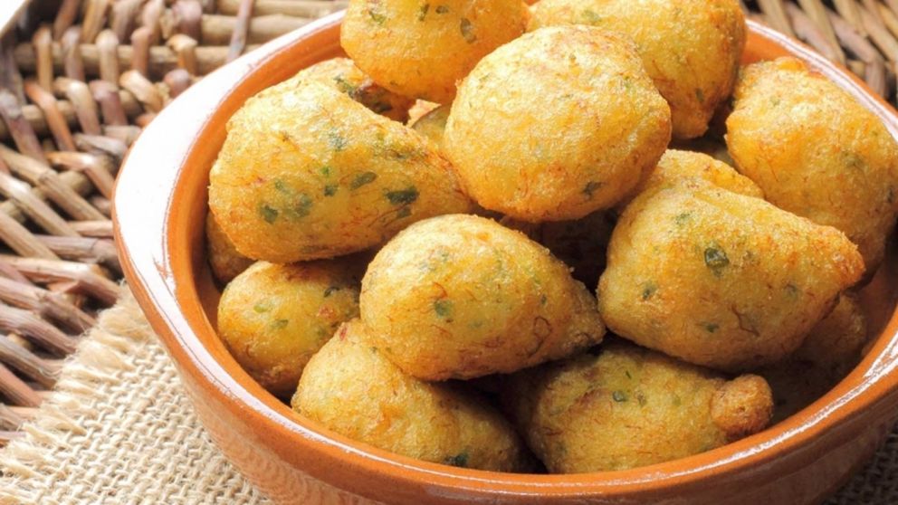 Cómo hacer unos sabrosos buñuelos de merluza, fáciles y en pocos pasos para comer en Semana Santa.
