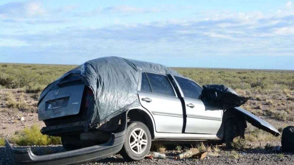 Así quedó el automóvil en el que viajaban los dos fallecidos (Diario Río Negro).