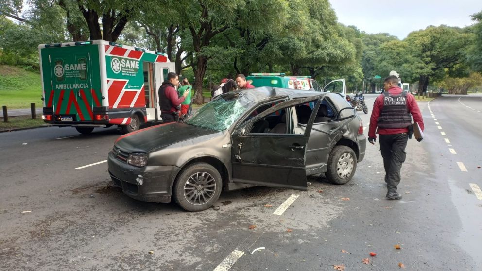 Hay una joven en grave estado por el vuelco en Palermo (X).
