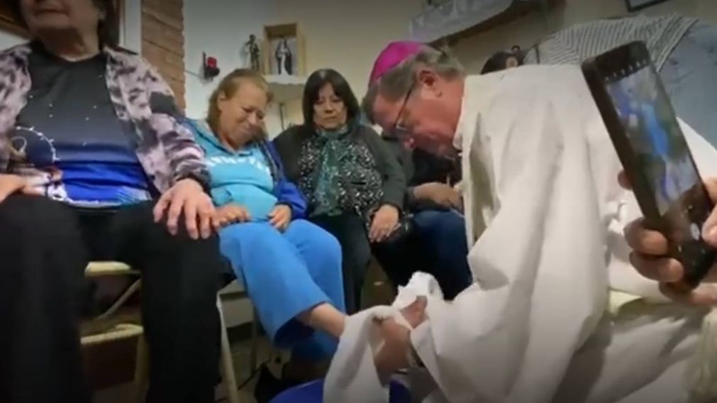 La Iglesia dedicó el tradicional lavado de pies del Jueves Santo a los jubilados (Foto NA).