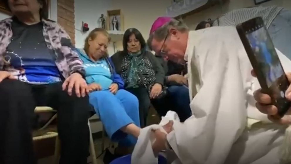 La Iglesia dedicó el tradicional lavado de pies del Jueves Santo a los jubilados (Foto NA).