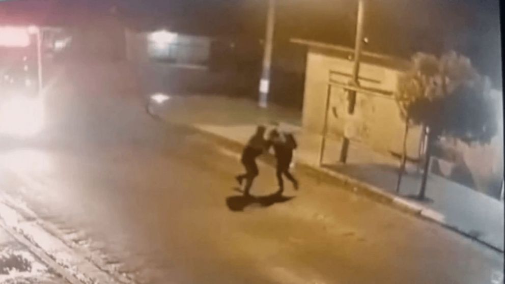 Un joven forcejeó con un delincuente para evitar que le robara el celular (Imagen captura vídeo).