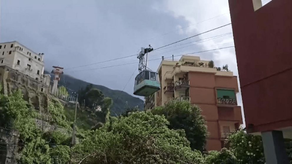 Cuatro personas murieron y otra resultó gravemente herida tras la caíd de una cabina de un teleférico en Nápoles.