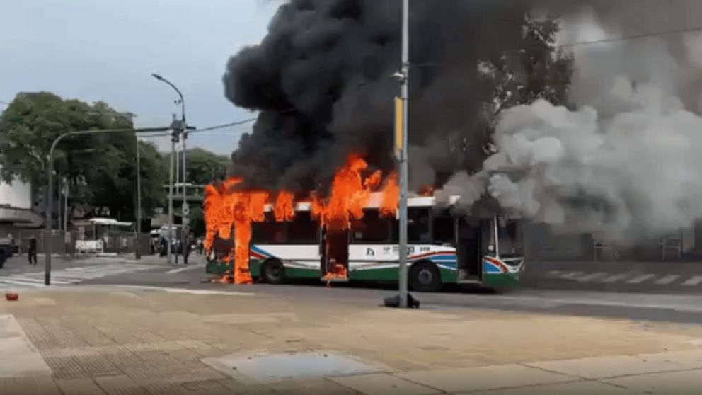 Testigos filmaron el dramático incendio.