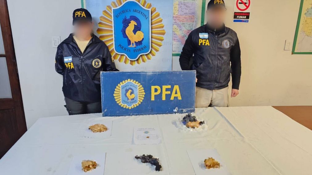 ¡VIDEO! En la calle, alardeaba con arma de fuego en la mano y tenía más de un kilo de pasta base