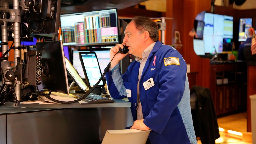 En Wall Street, los operadores siguen pegados a las pantallas con las cotizaciones.