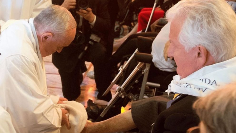 El Papa Francisco lavando los pies a jubilados en Jueves Santo (Archivo).