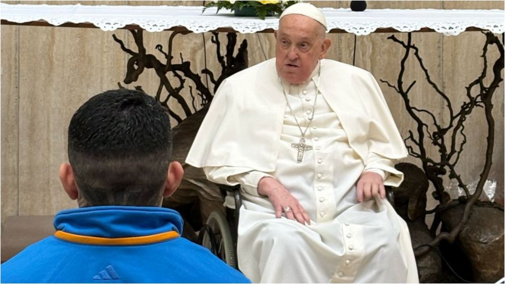 El Papa Francisco visitó este Jueves Santo una cárcel de Roma (X/@vaticannews_es).