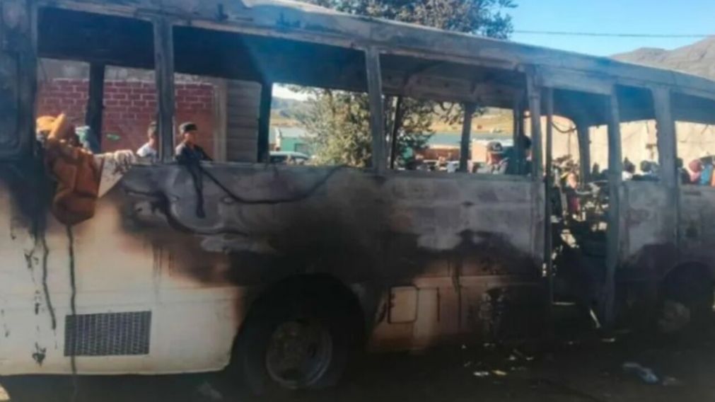 Así quedó el micro en el que viajaban los estudiantes en Bolivia (X).