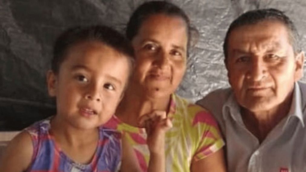 Loan junto a sus padres, José Peña y María Noguera.