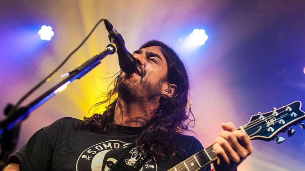 El vocalista publicó un desacargo en sus redes sociales tras el incidente con dos motociclistas.