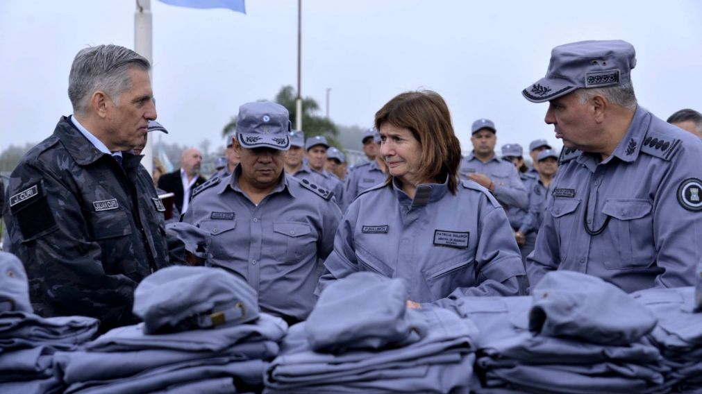 Patricia Bullrich presentó los nuevos uniformes del SPF confeccionados por internos