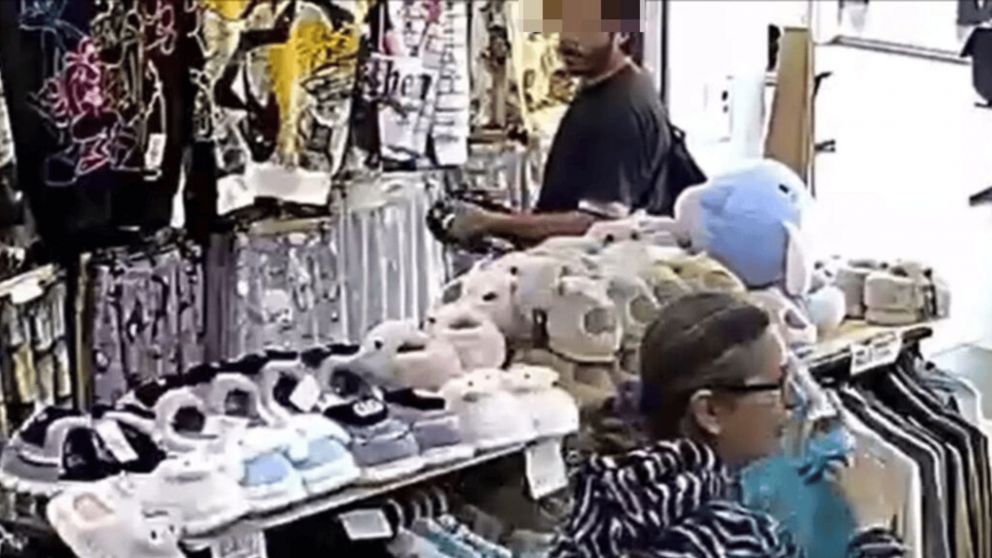 Se robó un buzo y quedó registrado en la cámara de seguridad del local.