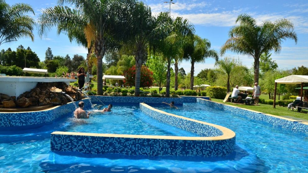 Termas inmersas en paisajes paradisíacos y alternativas muy variadas para disfrutar en familia.