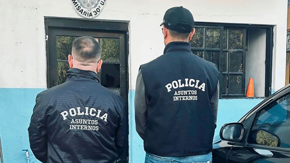 Los dos policías fueron detenidos por Asuntos Internos.