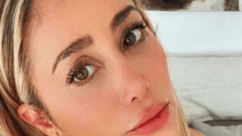 La turista argentina tiene 38 años y vestía una camisa sin mangas negra, un short claro y zuecos de goma blancos y verdes.