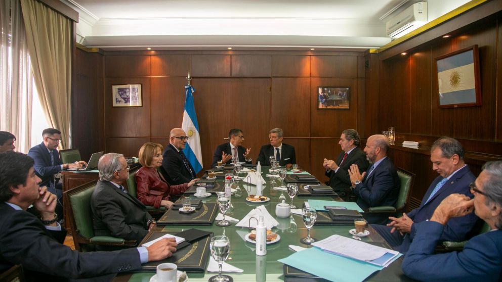 Reuni�n de trabajo. En la cabecera el presidente de la Corte Horacio Rosatti y el presidente de Casacion Daniel Petrone. A la derecha Juan Carlos Geminani, Mariano Borinsky, Javier Carbajo y Gustavo Hornos. A la izquierda Diego Barroetave�a, Angela Ledesm