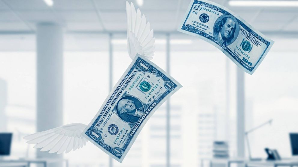 Dólar hoy: el blue subió $5 y el oficial $20