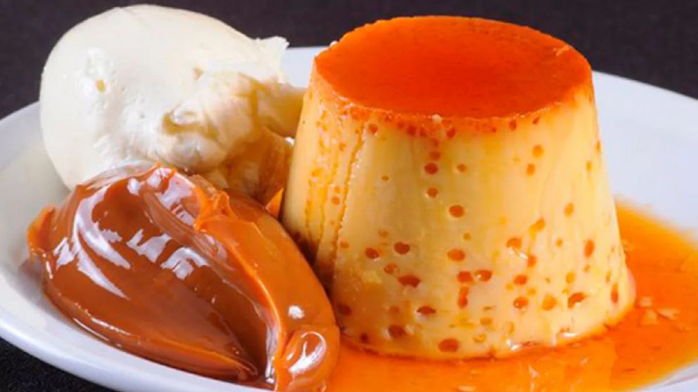 Delicioso flan con crema y dulce de leche.