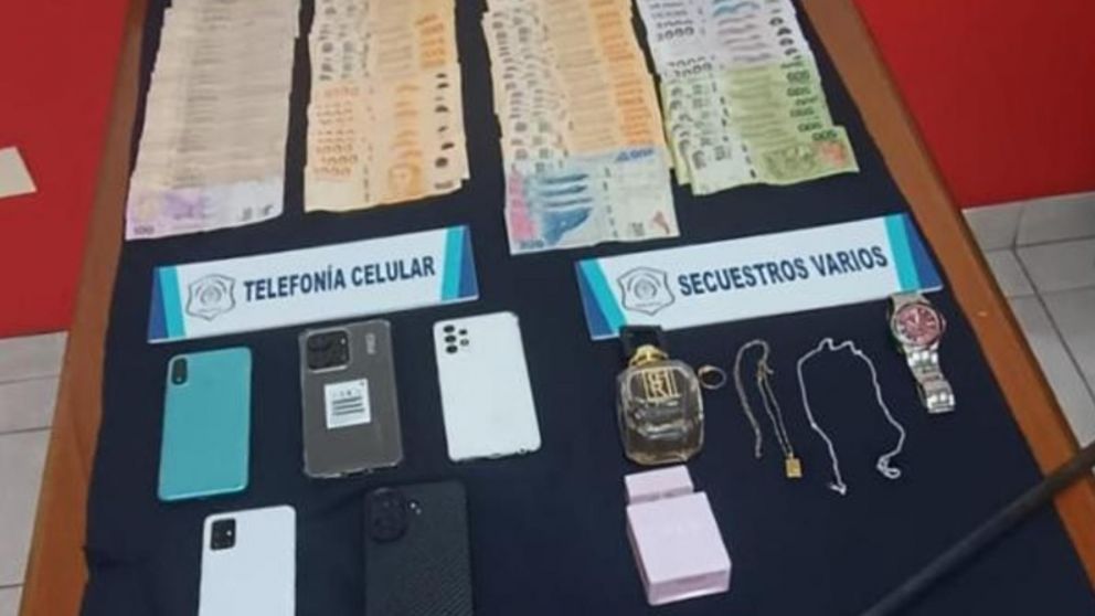 Algunos de los elementos secuestrados durante el operativo.