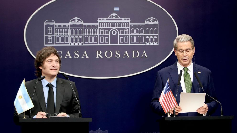 Javier Milei y Scott Bessent, secretario del Tesoro de Donald Trump en Casa Rosada.