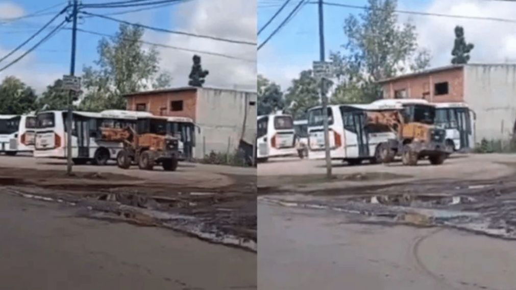 El momento en el que actuaba el agresor utilizando la pala mecánica para impactar al colectivo.