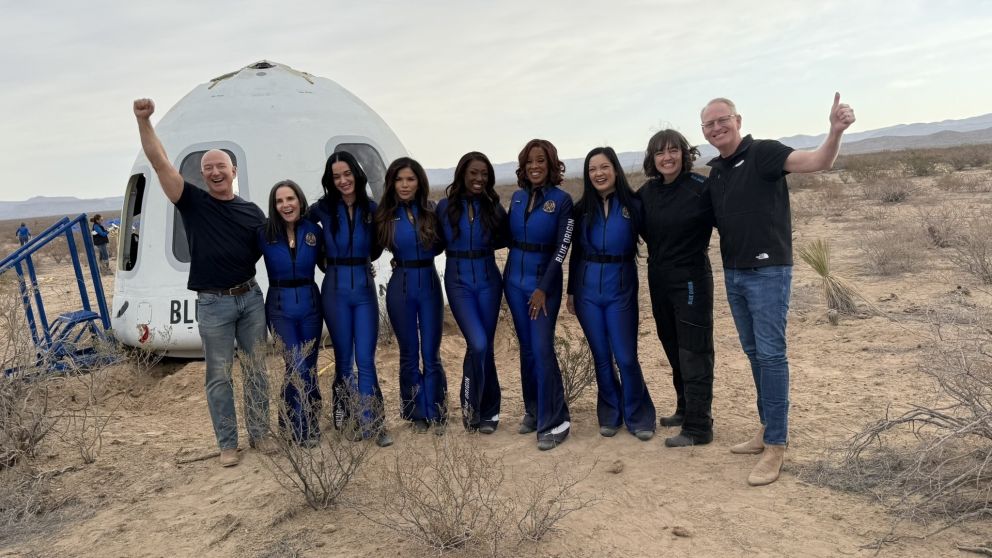 El magnate Jeff Bezos junto a las mujeres que realizaron el viaje espacial.