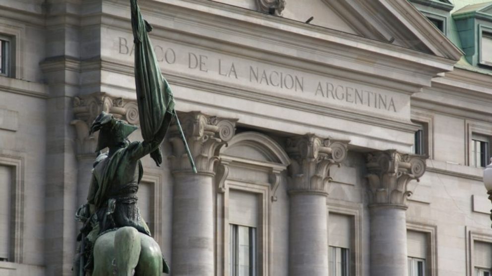 La decisión de no intervenir en el mercado cambiario en el primer día tras la quita de restricciones para la compra de dólares tuvo un saldo negativo en las reservas brutas del Banco Central.