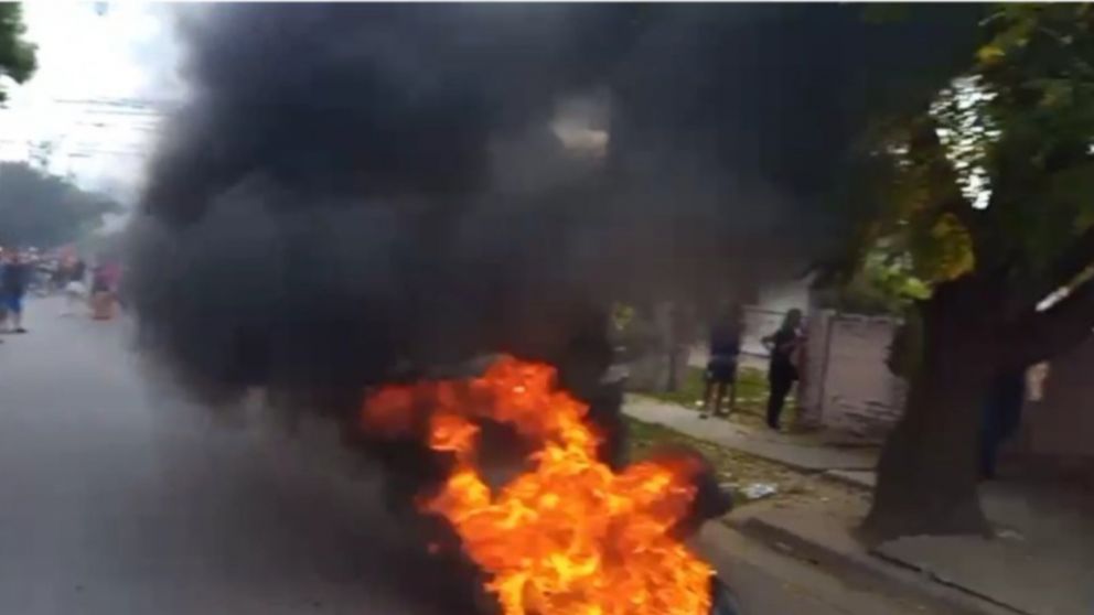 Los vecinos se manifestaron en la puerta de la casa del presunto abusador.