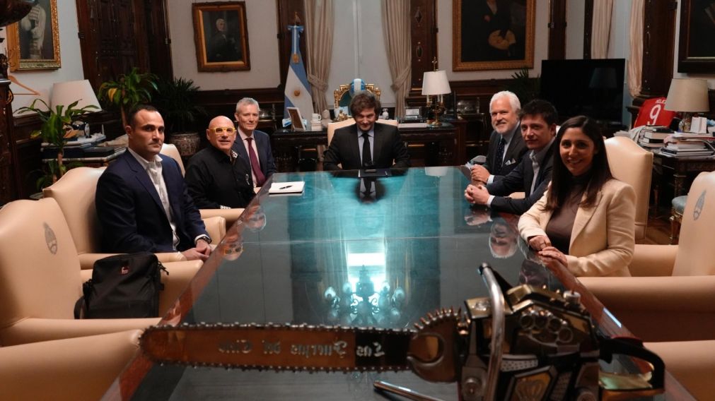Javier Milei en Casa Rosada con el CEO de CPAC, Matt Schlapp, y empresarios estadounidenses.