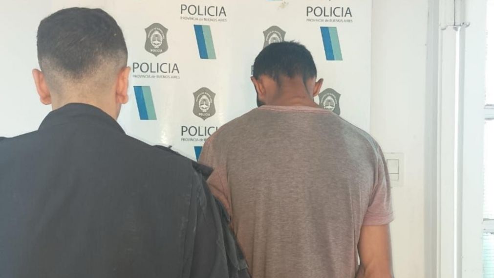 Este es uno de los individuos que resultó capturado por los investigadores policiales.