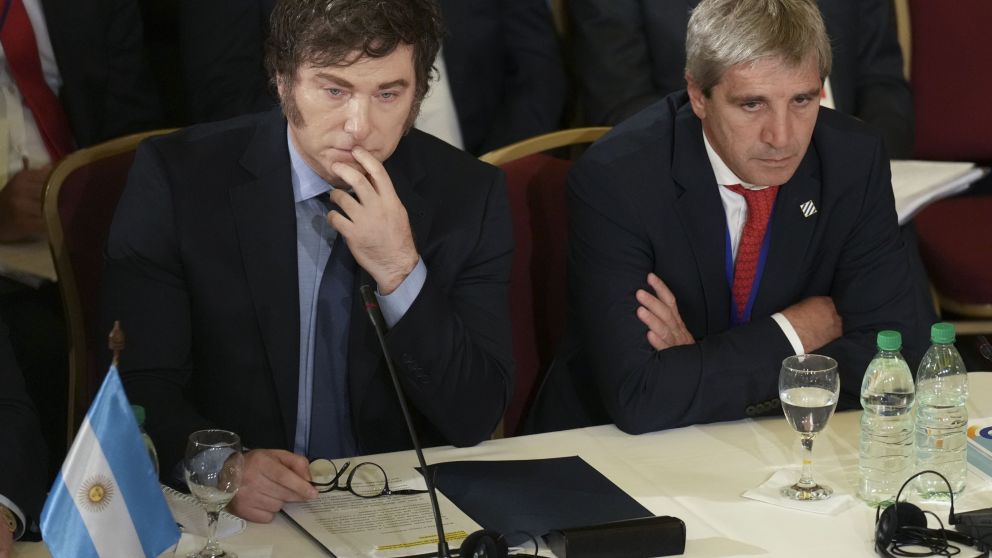 Javier Milei y Luis Caputo fueron denunciados por la venta de reservas del Banco Central.