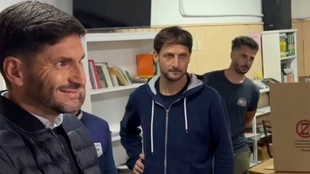 El gobernador Pullaro votó en la Escuela Primaria N°504 “Domingo F. Sarmiento” de la localidad de Hughes.