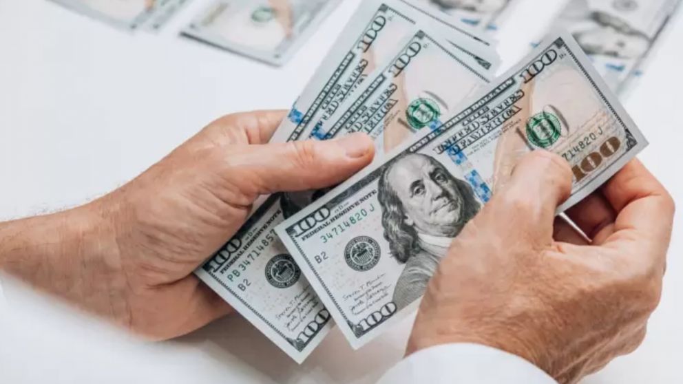 El Gobierno estableció un régimen cambiario de flotación sucia entre bandas de $1000 y $1400.